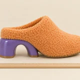 Arco Closed Slipper, side view showing the sole