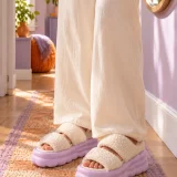 Cumulo Cross-Strap worn at home